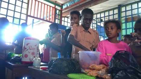 Pago-En-Efectivo-Por-Meriendas-Para-Niños-De-Escuela-Primaria-En-Papua,-Indonesia.