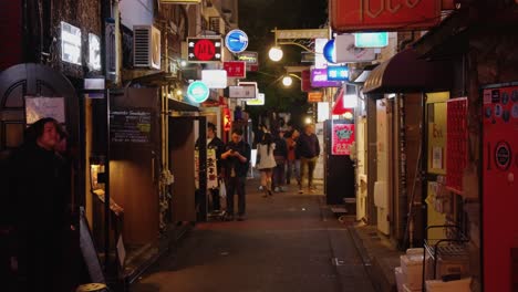 Slow-Motion-Tilt-Enthüllung-Einer-Beliebten-Kneipenstraße-In-Tokio-Mit-Hunderten-Von-Trinklokalen,-Am-Frühen-Abend-In-Shijuku-Golden-Gai