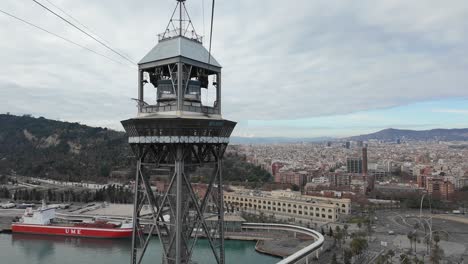 Vista-Aérea-De-La-Ciudad-De-Barcelona,-España,-Hiperlapso-Desde-El-Interior-De-Un-Teleférico-Clásico.