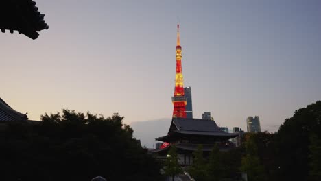 Cámara-Lenta-Estableciendo-Una-Toma-De-Tokio-Por-La-Noche