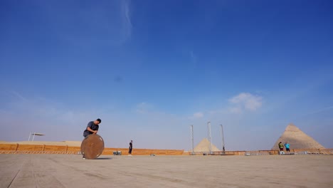 La-Gente-Prepara-El-Escenario-Para-Una-Fiesta-En-El-Desierto-Junto-A-Las-Pirámides,-Giza-En-Egipto,-Toma-Fija,-Toma-Estática