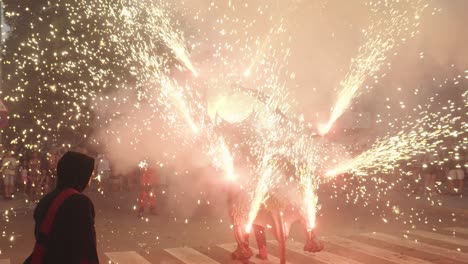 Gente-Celebrando-La-Fiesta-De-San-Pedro-Con-Fuegos-Artificiales-Tradicionales-En-Gavá