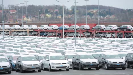 Riesiger-Parkplatz-Voller-Neufahrzeuge,-Vertriebszentrum-Für-Automobile