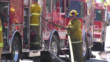 Los-Bomberos-Empacan-El-Equipo-En-El-Motor.