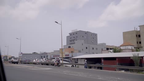 Un-Hombre-Senegalés-Viaja-En-Moto-Por-La-Autopista-Dakar-En-Senegal.