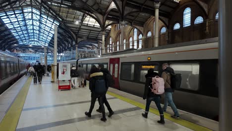 Lebhaftes-Interieur-Des-Bahnhofs-Liverpool-Street-In-London