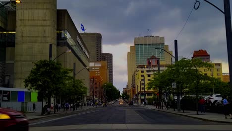 El-Frente-De-Tormenta-Del-Centro-De-Convenciones-Chinatown-De-Montreal-Llega-Como-Un-Paseo-Peatonal-Junto-A-Las-Inundaciones-Antes-De-La-Hora-Pico-Con-El-Icónico-Horizonte-De-La-Arquitectura-Clásica-De-Principios-De-1900-En-El-Fondo-En-La-Era-Posmoderna.