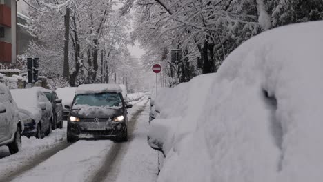 Autofahrt-Auf-Einer-Verschneiten-Wohnstraße-An-Einem-Wintertag