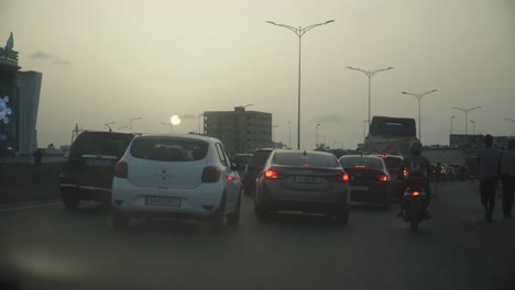 Pov---Atasco-Al-Atardecer-En-Dakar,-Senegal