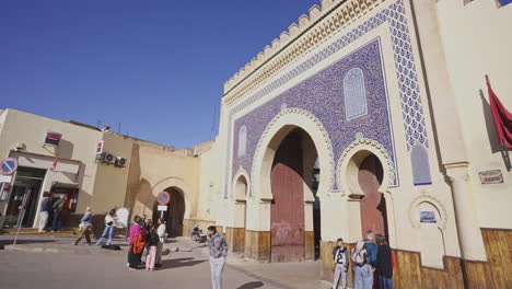 Puerta-Azul-Del-Casco-Antiguo-Entrando-Dando-La-Bienvenida-A-Visitantes-Y-Turistas