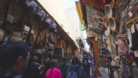 Gente-Caminando-Dentro-De-La-Pequeña-Calle-Estrecha-Del-Mercado.