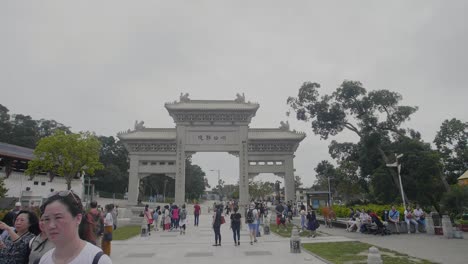 Ngong-Ping-Village-Hauptplatz,-Während-Touristen-Und-Besucher-An-Einem-Bewölkten-Tag-Fotos-Machen-Und-Herumlaufen