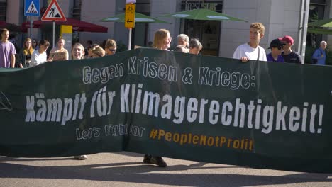 Fridays-For-Future-FFF-Protest-Junger-Und-älterer-Aktivisten,-Die-Gegen-Den-Klimawandel-Und-Für-Grüne-Energie-Und-Nachhaltigkeit-In-Stuttgart,-Deutschland,-Marschieren