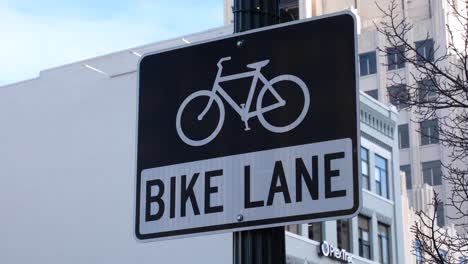 Cartel-De-Primer-Plano-Con-Gráfico-De-Bicicletas-Para-Carril-Bici-En-Las-Calles-Del-Centro-De-La-Ciudad-De-Boise-En-Idaho,-EE.UU.