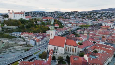 Vista-Aérea-Panorámica-De-Drones-Del-Castillo-Y-La-Catedral-De-San