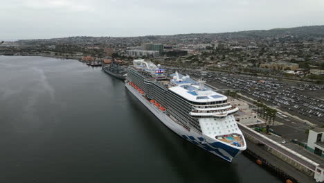 Vista-Aérea-Que-Se-Eleva-Sobre-Un-Gran-Crucero-Atracado-En-El-Nublado-Los-Ángeles,-EE.UU.