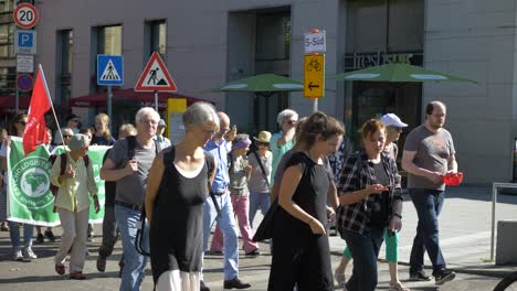 Viernes-Para-La-Futura-Protesta-Del-FFF-Con-Activistas-Jóvenes-Y-Mayores-Marchando-Y-Protestando-Juntos-Por-La-Energía-Verde-Y-La-Sostenibilidad-Y-Contra-El-Cambio-Climático-En-Stuttgart,-Alemania