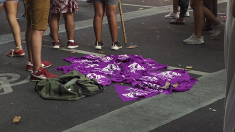 Nahaufnahme-Politischer-Violetter-Feministischer-Tücher-Zum-Verkauf-Bei-Einer-Abtreibungskundgebung,-Straßenhändler-Verkauft-Sie