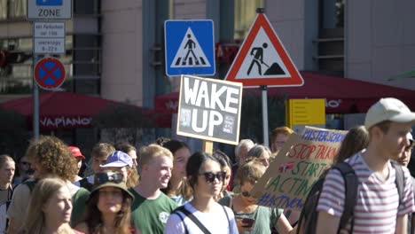 Fridays-For-Future-FFF-Protest-Mit-Jungen-Und-älteren-Aktivisten,-Die-Gemeinsam-Gegen-Den-Klimawandel-Und-Für-Grüne-Energie-Und-Nachhaltigkeit-In-Stuttgart,-Deutschland,-Marschieren