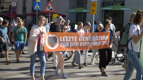 Fridays-For-Future-FFF-Protest-Mit-Jugendlichen-Und-älteren-Menschen,-Die-Gemeinsam-Auf-Der-Straße-Gegen-Den-Klimawandel-Und-Für-Grüne-Energie-Und-Nachhaltigkeit-In-Stuttgart,-Deutschland,-Marschieren