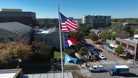 Amerikanische,-North-Carolina--Und-UNC-Flaggen-Wehen-Auf-Dem-Stadtplatz-Von-Chapel-Hill,-North-Carolina