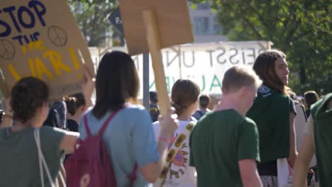 Fridays-For-Future-FFF-Protest-Mit-Jungen-Und-älteren-Aktivisten-Auf-Dem-Weg,-Gemeinsam-Gegen-Den-Klimawandel-Und-Für-Grüne-Energie-Und-Nachhaltigkeit-In-Stuttgart,-Deutschland,-Zu-Marschieren