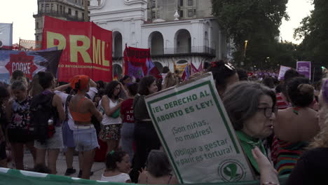 Reunión-Pública-De-Mujeres-Para-Protestar-En-Una-Manifestación-Por-La-Igualdad-De-Derechos,-Hablan-Entre-Sí,-Sostienen-Carteles