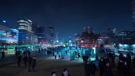 Touristen,-Die-Am-Weihnachtsabend-Nachts-Auf-Dem-Gwanghwamun-Platz-Spazieren-Und-Sich-Die-Digitale-Kunstausstellung-Im-Freien-Auf-LED-Displays-Ansehen