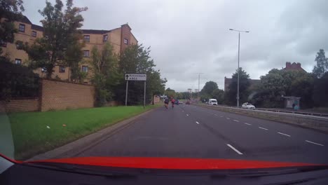 Un-Lapso-De-Tiempo-De-Un-Grupo-De-Ciclistas-De-Carretera-En-Bicicleta-Por-Una-Concurrida-Carretera-De-Glasgow