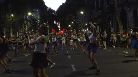 Frauen-Versammeln-Sich,-Um-Friedlich-Gegen-Das-Tanzen-Mit-Bemalten-Körpern-Zu-Protestieren,-Sie-Führen-In-Lila-Gewändern-Einen-Choreografierten-Tanz-Auf-Einer-Nächtlichen-Abtreibungskundgebung-Auf