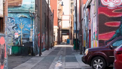 Blick-Auf-Die-Beliebte-Graffiti-Kunstgasse-Der-Freak-Alley-Mit-Niemandem-In-Sichtweite,-Innenstadt-Von-Boise,-Idaho,-USA