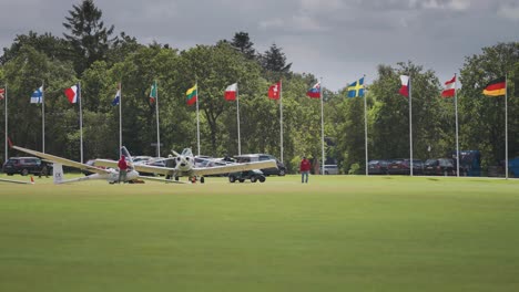 La-Gente-Camina-Alrededor-Del-Avión-En-El-Espectáculo-Aéreo-En-Dinamarca.