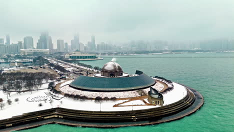 Vista-Aérea-Lejos-Del-Planetario-Adler,-Brumoso,-Día-De-Invierno-En-Chicago,-Estados-Unidos