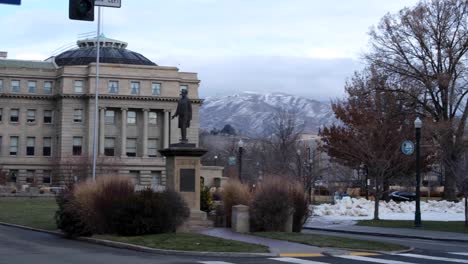 Panorámica-Lenta-Del-Emblemático-Edificio-Del-Capitolio-Del-Estado-De-Idaho-Y-Los-Terrenos-Del-Parque-Con-La-Estatua-De-Lincoln-Durante-La-Temporada-De-Otoño-Nevada-En-Idaho,-Estados-Unidos