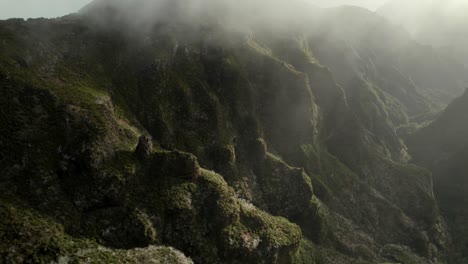 Drones-Volando-En-Las-Montañas-De-Madeira-Entre-Rocas-Escarpadas-Y-Escarpadas-Y-Crestas-Brumosas-Durante-El-Amanecer