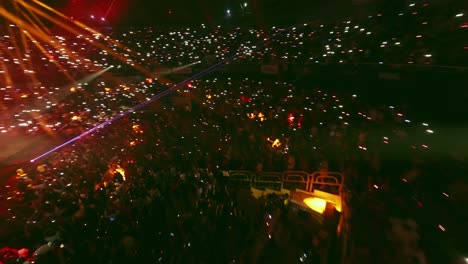 Público-En-El-Concierto-De-Eladio-Carrión-En-El-Palacio-De-Deportes-De-Santo-Domingo,-República-Dominicana.