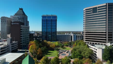 Wolkenkratzer-Und-Park-In-Der-Innenstadt-Von-Greensboro,-North-Carolina