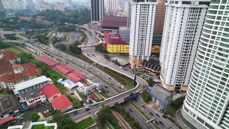 Descenso-Aéreo-Sobre-El-Cruce-De-Carreteras-Muy-Transitadas-En-La-Zona-De-Chow-Kit-En-La-Ciudad-De-Kuala-Lumpur,-Malasia