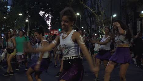 Eine-Feministische-Gruppe-In-Lila-Kleidung-Marschiert-Aus-Protest-Und-Führt-Nachts-Einen-Choreografierten-Tanz-Auf