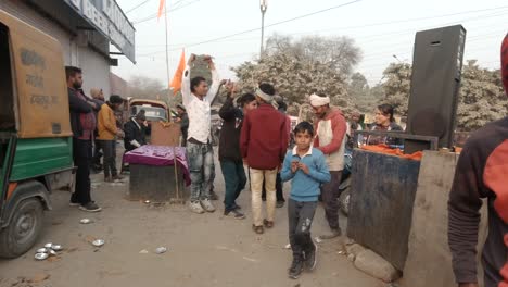 Hombres-Hindúes-Indios-Festivos-Bailando,-Celebrando-La-Consagración-De-Ram-Mandir-En-Ayodhya-Cantando-Jai-Shree-Ram-Juntos-Con-Alegría