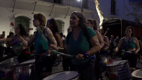 Un-Grupo-De-Manifestantes-Feministas-Se-Manifiesta-A-Través-De-La-Danza-Y-El-Ritmo-De-Los-Tambores-En-Una-Manifestación-Nocturna-Sobre-El-Aborto,-Sus-Cuerpos-Están-Pintados.