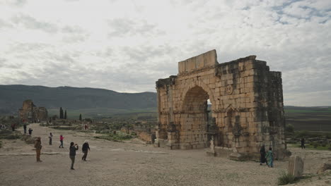 -El-Templo-Capitolino-Un-Antiguo-Monumento-Ubicado-En-La-Antigua-Ciudad-De-Volubilis