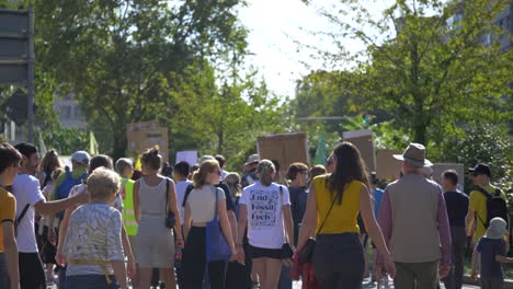 Viernes-Para-El-Futuro-FFF-Protesta-De-Activistas-Jóvenes-Y-Mayores-En-Camino-A-Marchar-Juntos-Contra-El-Cambio-Climático-Y-Por-La-Energía-Verde-Y-La-Sostenibilidad-En-Stuttgart,-Alemania