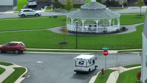 Camión-De-Correo-Del-Servicio-Postal-De-Los-Estados-Unidos-En-El-Barrio-Americano