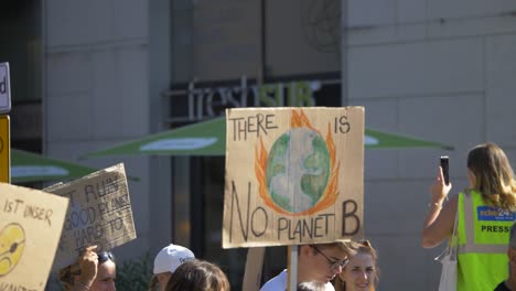 Viernes-Para-Una-Futura-Protesta-Del-FFF-Con-Un-Activista-Marchando-Y-Sosteniendo-Un-Cartel-Que-Dice-Que-No-Existe-El-Planeta-B-En-Stuttgart,-Alemania