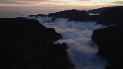 Drohne-Fliegt-Durch-Schroffe-Berge-Im-Sonnenuntergang-Am-Pico-Do-Arieiro,-Madeira