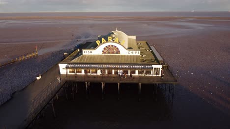 Muelle-De-Cleethorpes-Y-Tienda-De-Pescado-Y-Patatas-Fritas-Papas-En-La-Playa-En-Inglaterra