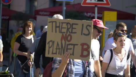 Fridays-For-Future-FFF-Protest-Mit-Marschierenden-Aktivisten-Und-Einem-Schild-Mit-Der-Aufschrift-„Es-Gibt-Keinen-Planeten-B“-In-Stuttgart,-Deutschland