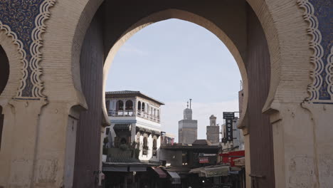 Turista-Entrando-Por-La-Puerta-Azul-Del-Casco-Antiguo-Dando-La-Bienvenida-A-Nuevos-Visitantes-En-El-Famoso-Centro-De-La-Ciudad