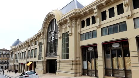 Toma-Panorámica-Hacia-La-Derecha-A-Lo-Largo-Del-Edificio-Exterior-Del-Mercado-De-Bolhao